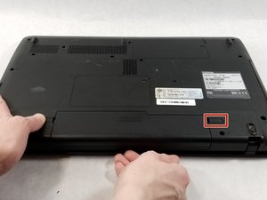 Langkah 2 — Menghilangkan Sekrup di Atas Keyboard