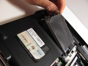Langkah 2 — Lepaskan Hard Drive dari Slotnya