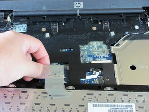 Langkah 5 — Lepaskan Screws dan Angkat Keyboard