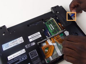 Langkah 2 — Membuka Tutup Belakang Laptop