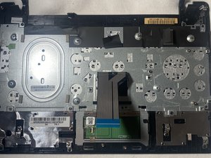 Langkah 4 — Lepaskan Touchpad dari Frame