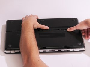 Langkah 1 — Matikan Laptop dan Buka Tutup Belakang