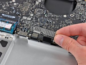 Langkah 8 — Melepaskan EMI Shield