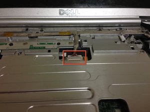 Langkah 5 — Mengeluarkan Kabel Kamera dan Mikrofon