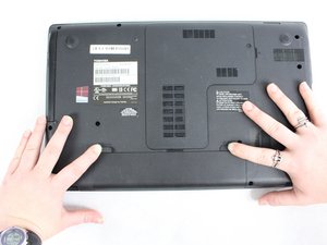 Langkah 1 — Lepaskan Baterai dan Tab Panel