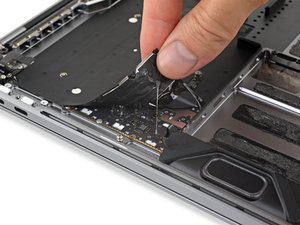 Langkah 4 — Membuka Pelindung Bawah Keyboard