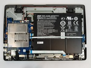 Langkah 2 — Membuka Casing Laptop dengan Spudger Plastik
