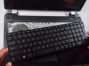 Langkah 3 — Langkah 3: Melepas Optic Drive
