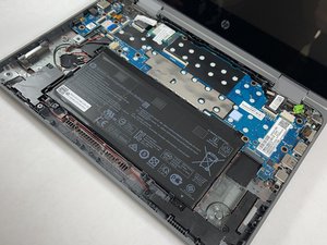 Langkah 5 — Pasang Motherboard dan Kabel Kembali