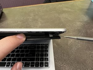 Langkah 3 — Mengangkat LCD dari Penjepit Plastik
