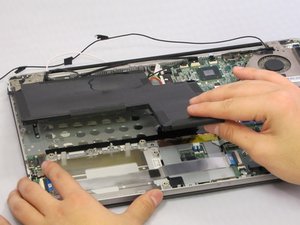 Langkah 7 — Angkat Baterai dari Casing