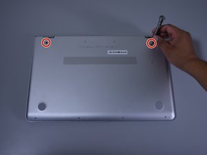 Langkah 2 — Lepaskan sekrup di bawah grip pad