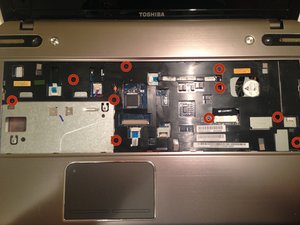 Langkah 4 — Membuka Casing Laptop