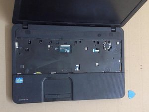 Langkah 3 — Lepaskan Kabel Keyboard dan Pasang yang Baru