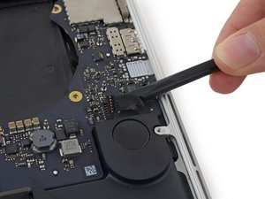 Langkah 7 — Melepas Kabel Keyboard