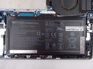 Langkah 3 — Lepaskan Baterai dan Akses Touchpad
