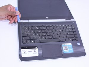 Langkah 5 — Lepaskan Keyboard dengan Alat Pembuka