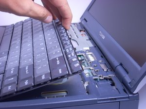 Langkah 3 — Mengangkat Keyboard dari Laptop