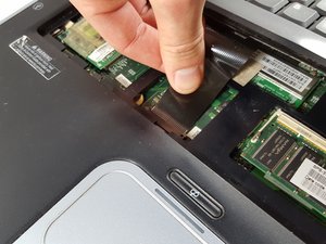 Langkah 7 — Lepaskan Keyboard