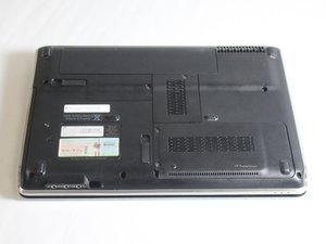 Langkah 2 — Balikkan Laptop dan Buka Tutup Bagian Bawah