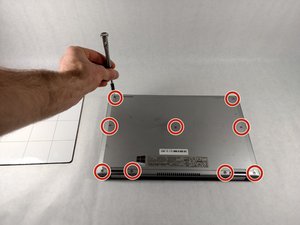 Langkah 2 — Lepaskan Sekrup Panel Belakang