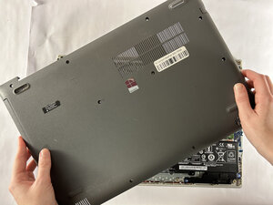 Langkah 2 — Melepas Casing Bawah