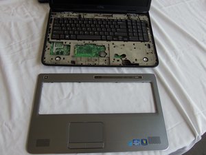 Langkah 10 — Lepaskan Palm Rest