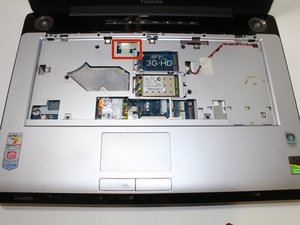 Langkah 8 — Lepaskan Kabel di Atas Bingkai