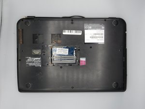 Langkah 1 — Buka Panel Belakang Laptop