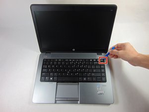 Langkah 5 — Lepaskan Motherboard