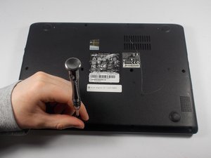 Langkah 1 — Membuka Tutup Bagian Bawah Laptop
