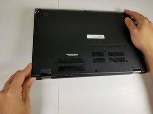Langkah 2 — Membuka Panel Belakang Laptop