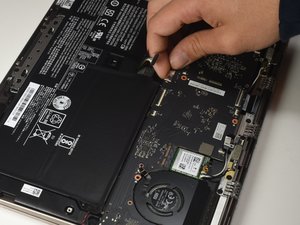 Langkah 6 — Angkat Motherboard