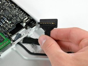 Langkah 7 — Keluar Penghubung Baterai dari Upper Case