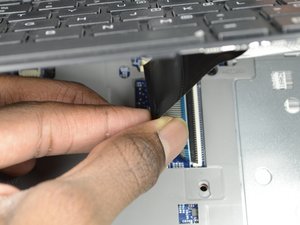 Langkah 5 — Lepaskan Kabel Penghubung Keyboard