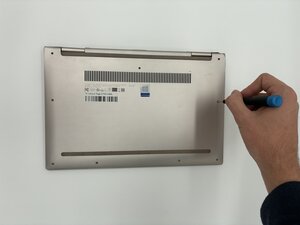 Langkah 2 — Membuka Tutup Bawah Laptop