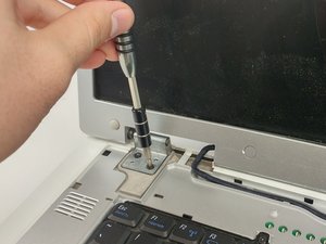 Langkah 4 — Melepas Kabel Layar dan Screws Hinge