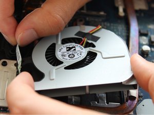 Langkah 4 — Mengangkat Kabel Penutup Fan