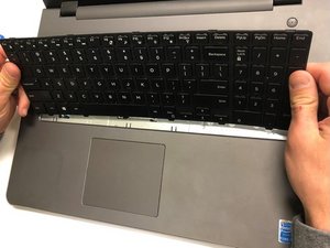 Langkah 7 — Mengeluarkan Optical Drive