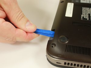 Langkah 3 — Membuka Casing Belakang Laptop