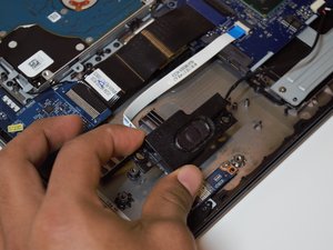 Langkah 3 — Lepaskan Screws dan Speaker Lama