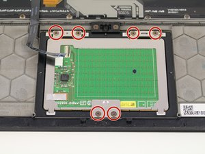 Langkah 3 — Melepas sekrup trackpad