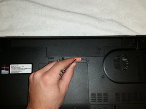 Langkah 2 — Buka Panel Belakang Laptop