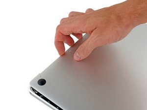 Langkah 2 — Lepaskan casing atas dengan hati-hati