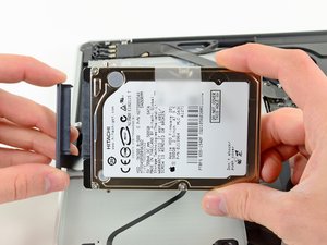 Langkah 4 — Melepas Kabel Hard Drive