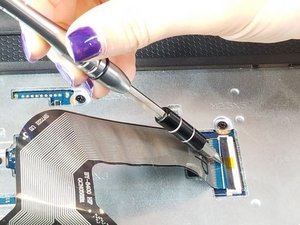 Langkah 5 — Mengeluarkan Kabel Keyboard