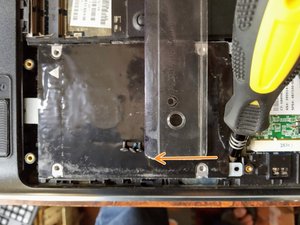 Langkah 2 — Lepaskan Sekrup Penahan Hard Drive