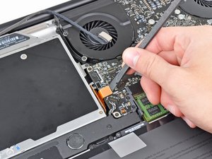 Langkah 7 — Mengangkat Kabel Optical Drive