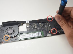 Langkah 9 — Lepaskan Sekrup di Motherboard