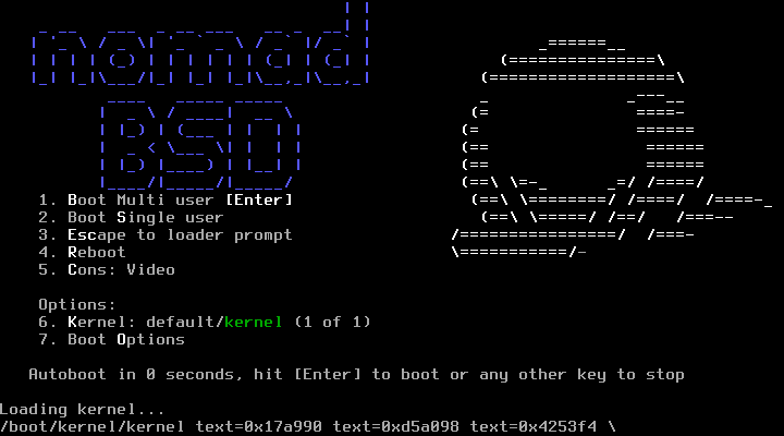 Menu boot loader FreeBSD yang sama dengan baris tambahan Loading kernel dan alamat memori kernel di bagian bawah layar